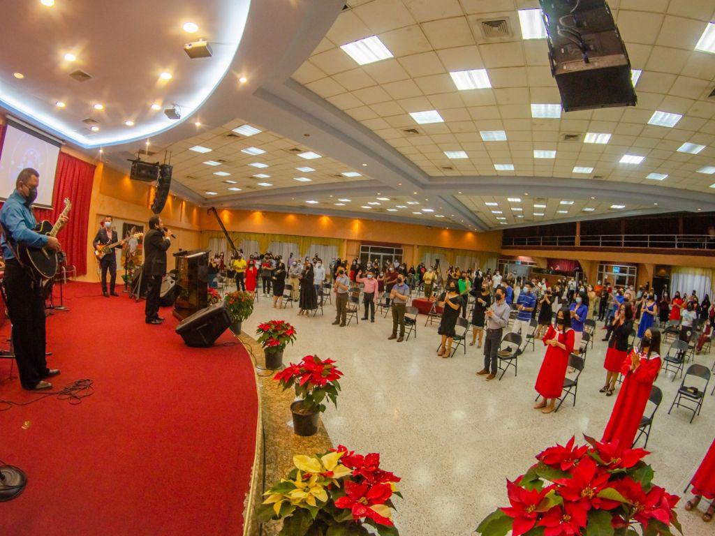 Enfrente de la congregación, pastores protagonizan zafarrancho por titularidad de iglesia Aposento Alto