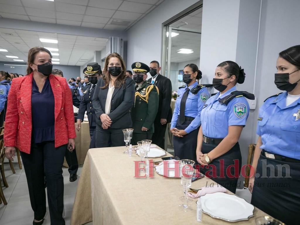 Xiomara Castro recibe bastón de mando de la Policía Nacional y participa en Conversatorio de la Mujer Policía
