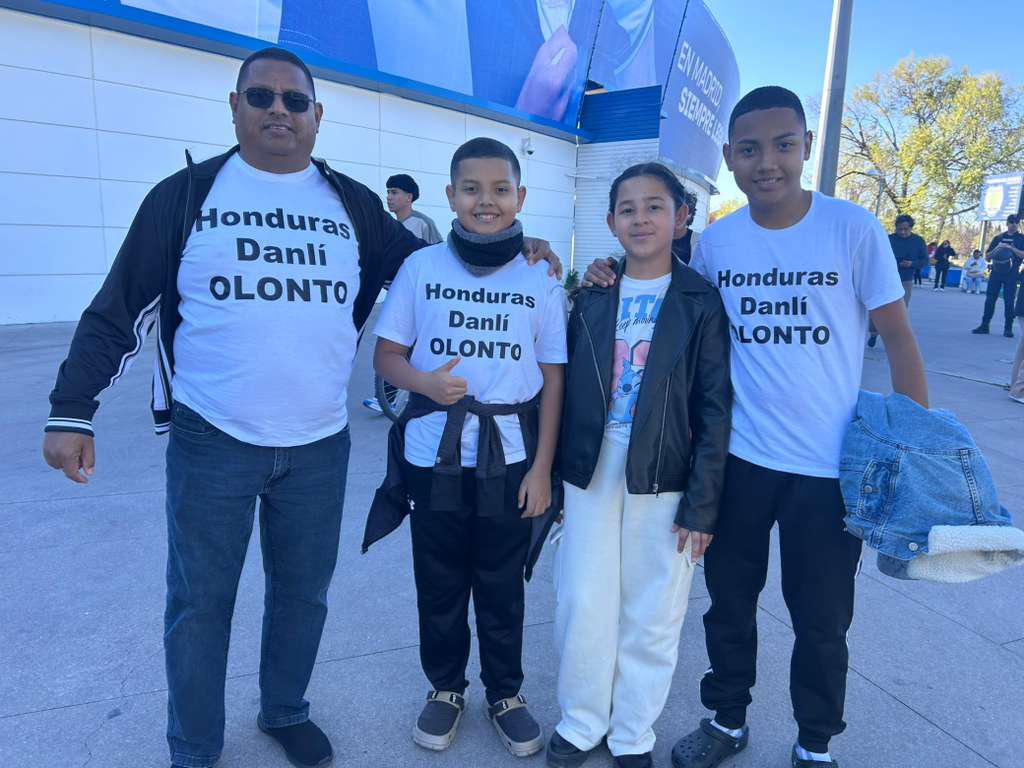 Banda que estuvo con Daddy Yankee sorprende en juego de Honduras y el Chucky peruano