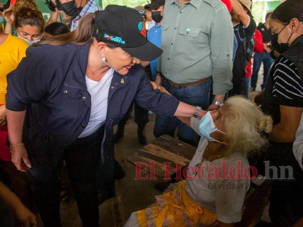 Presidenta Xiomara Castro inspecciona zonas afectadas por lluvias en Alianza, Valle
