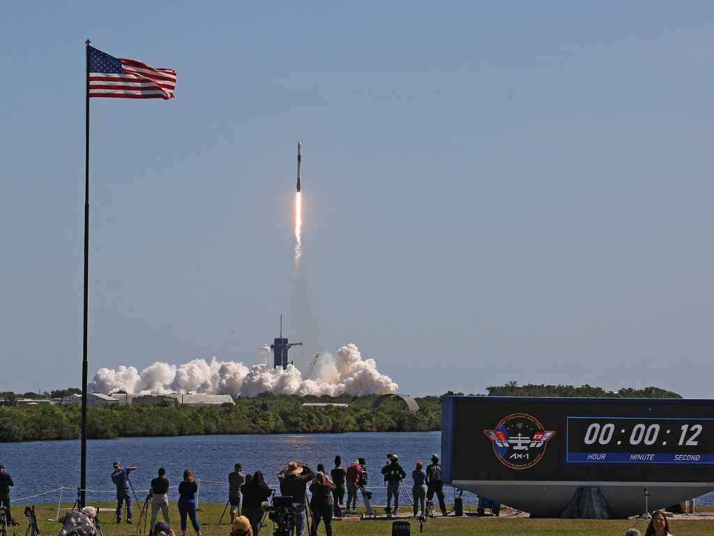 Despega primera misión privada con civiles hacia la Estación Espacial Internacional
