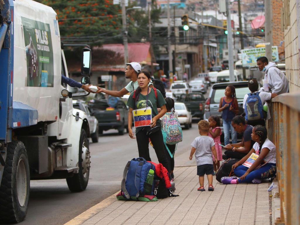 Pedir, aguantar hambre y dormir en la calle: el calvario de los migrantes en la capital