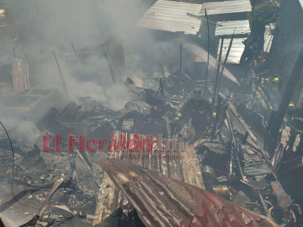 Al menos seis casas hechas cenizas deja voraz incendio en la capital