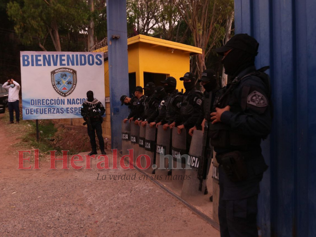 Seguridad y festividad marcan la extradición de JOH a EEUU