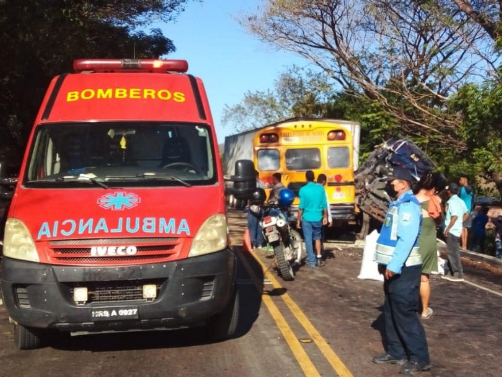 Al menos 20 heridos deja accidente entre rastra y autobús en Choluteca