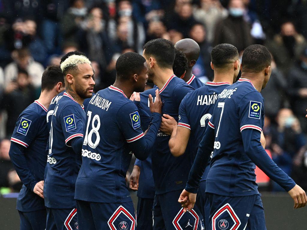 Jugadores del PSG son abucheados por aficionados tras fracaso en Champions