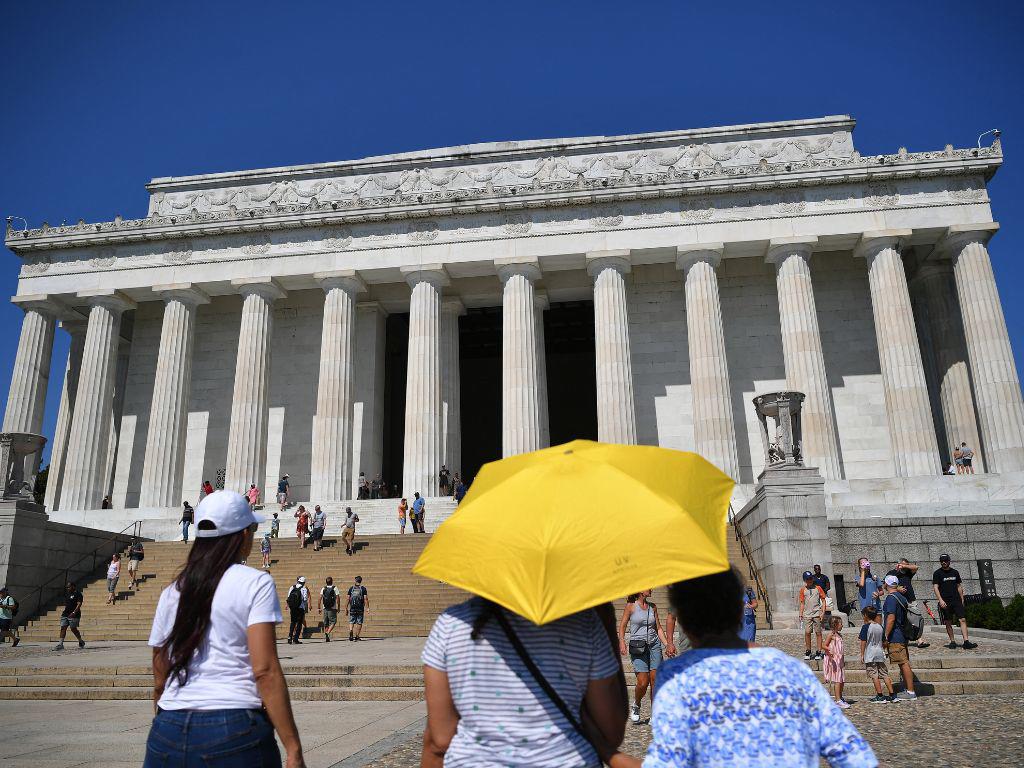 EEUU enfrenta calor extremo y un incendio forestal que crece en California