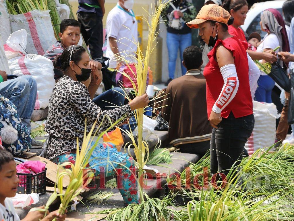 Vendedores reviven tradición de ramos tras dos años atípicos