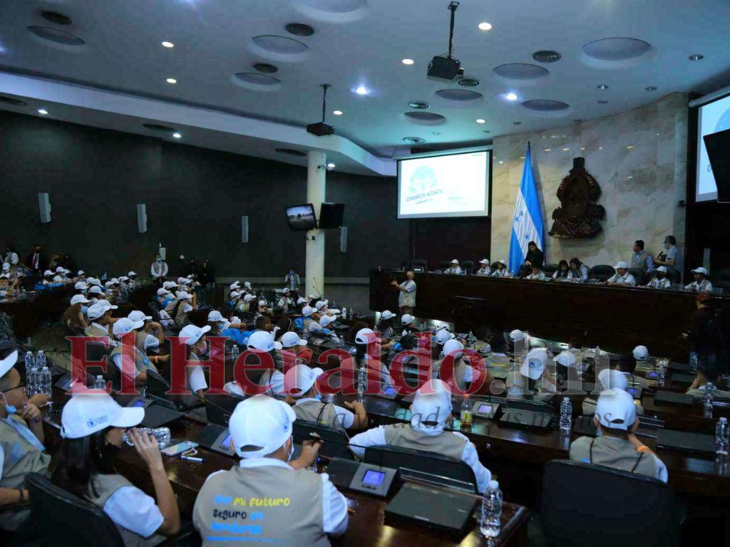 Diputados infantiles dan cátedra de amor patrio en elección de su junta directiva