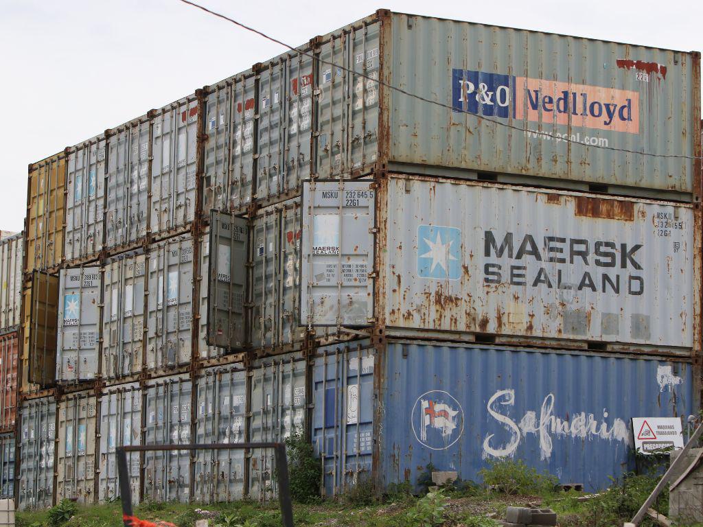 $!A más de un año de las investigaciones, los contenedores se están pudriendo en los predios y las autoridades del gobierno no han logrado establecer el control de la zona.