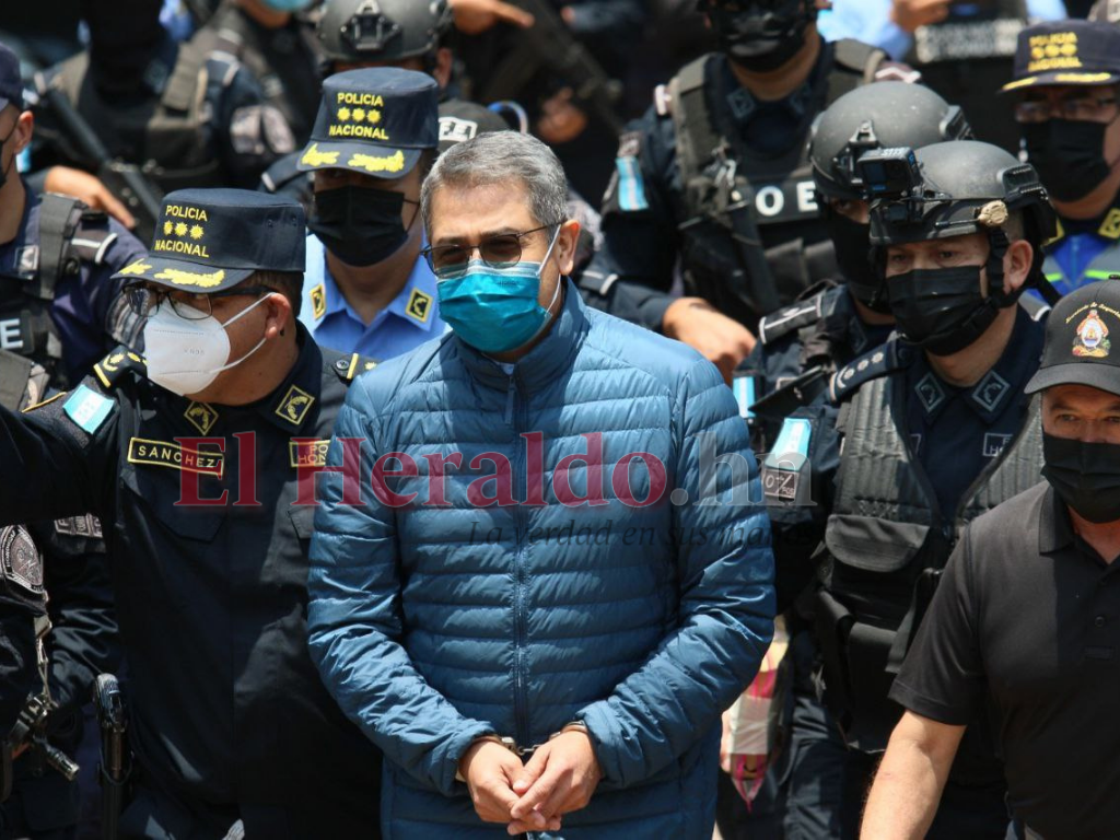 Con su mirada en alto y saludando a los medios: el atuendo que us&oacute; JOH para su extradici&oacute;n a EEUU