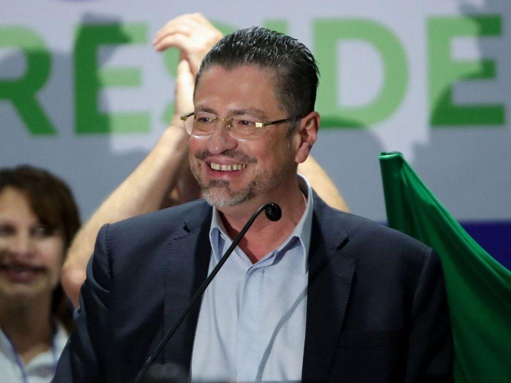 Rodrigo Chaves asume presidencia de Costa Rica con misión de sanear economía