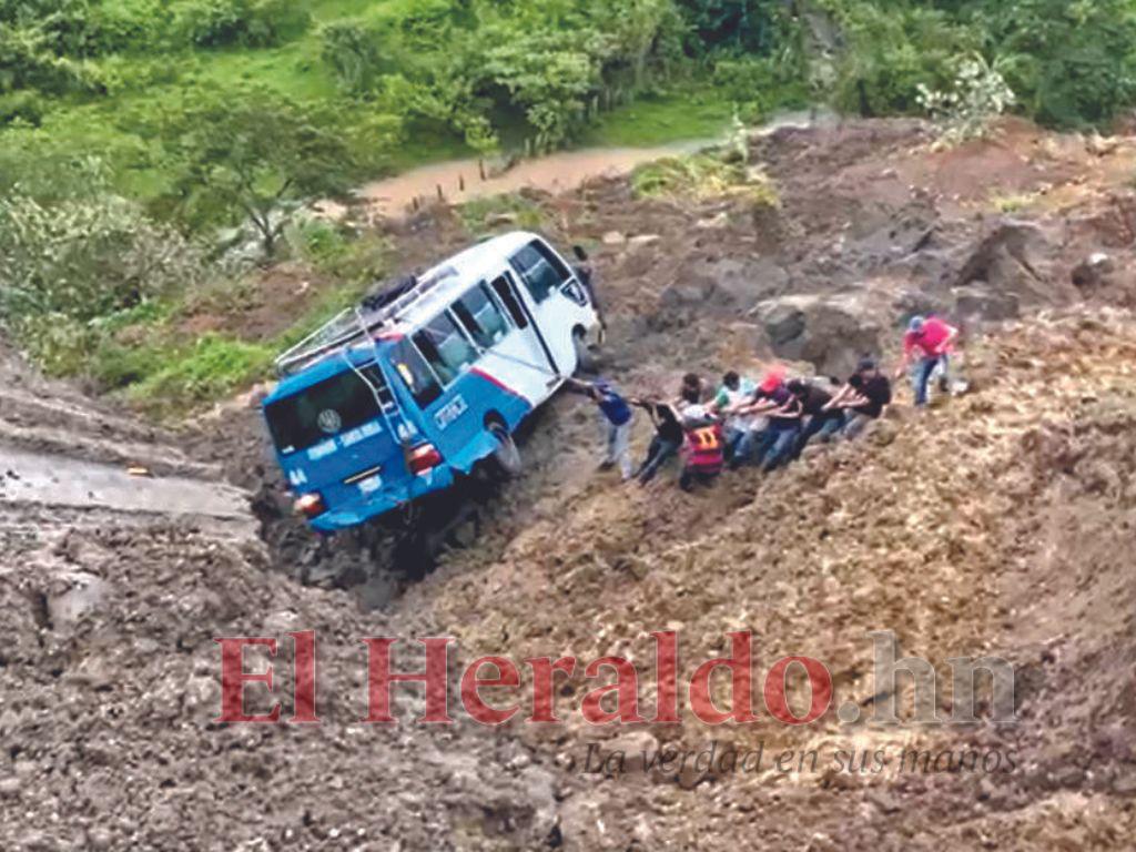 Lluvias destruyen 99 tramos carreteros y aíslan comunidades