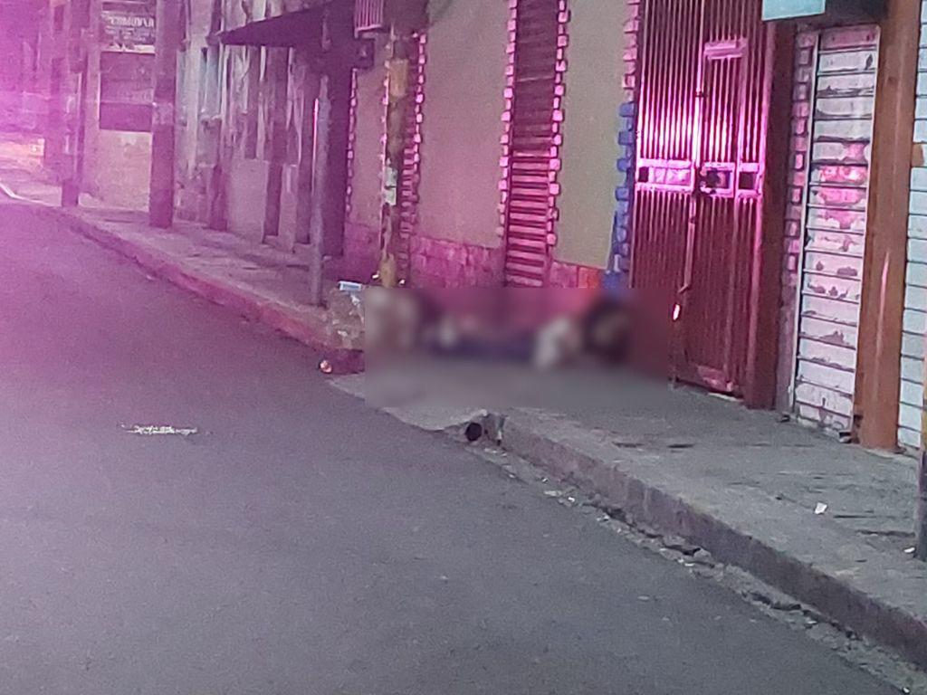 A puñaladas asesinan a hombre en el centro de la capital