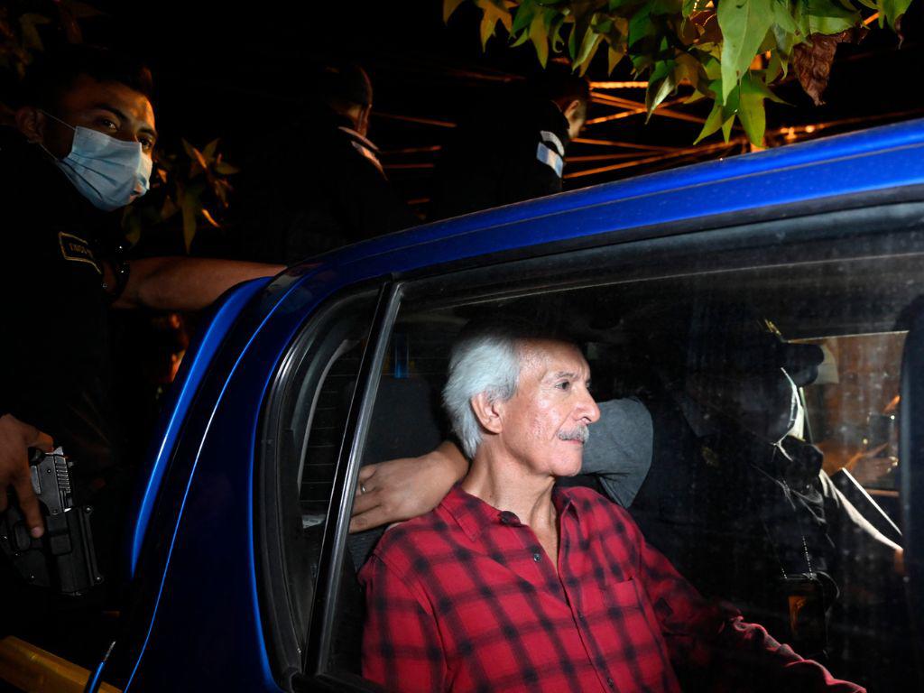 Arrestan por supuesto lavado a periodista crítico del presidente y fiscal general de Guatemala