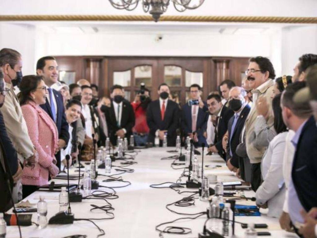 Presidenta Castro pide a ministros un listado de puestos vacantes para dar trabajo a bases de Libre