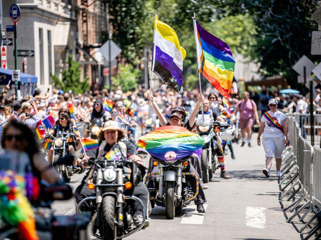Estampida en desfile del Orgullo en Nueva York al confundir fuegos artificiales con disparos
