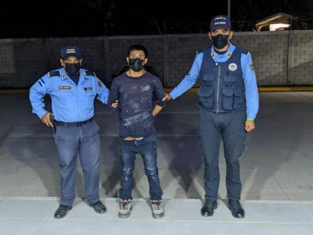 Cae hombre que amenazó con un arma a varios feligreses en el interior de una iglesia