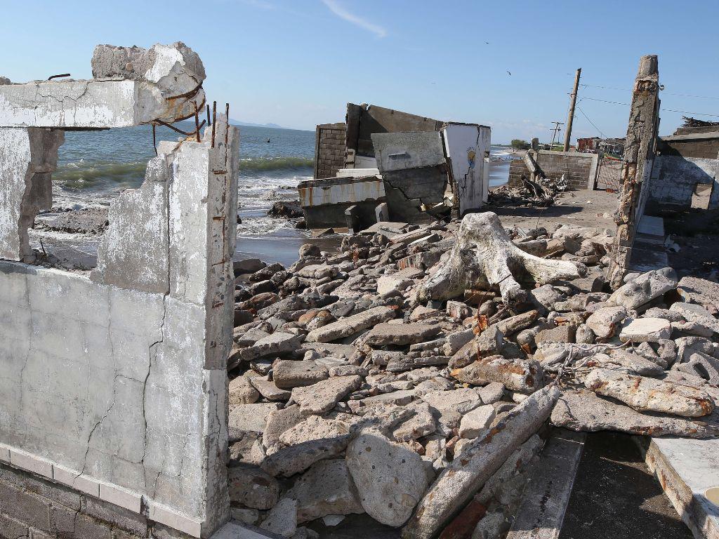 $!Solo escombros quedan de las viviendas que estaban a la orilla del mar, pues las olas golpean con fuerza hasta tirar muros de bloque y cemento. Las personas dejan sus casas tiradas.