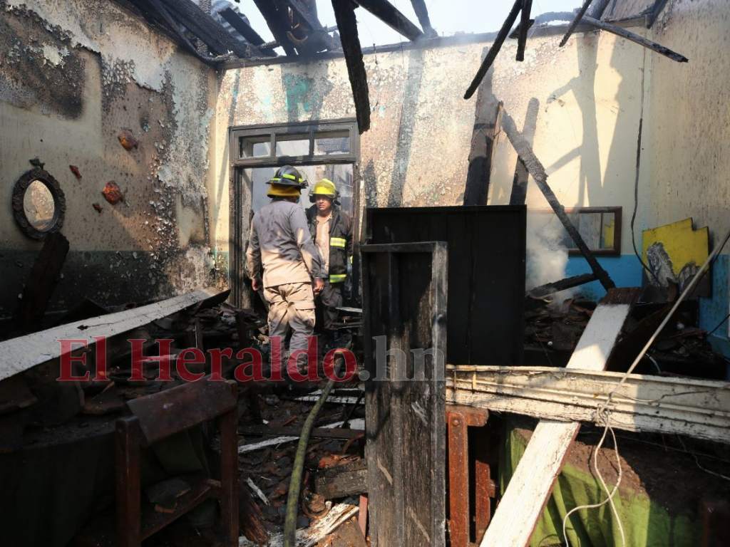 Incendio arrasa con negocio de comidas en el barrio Villa Adela