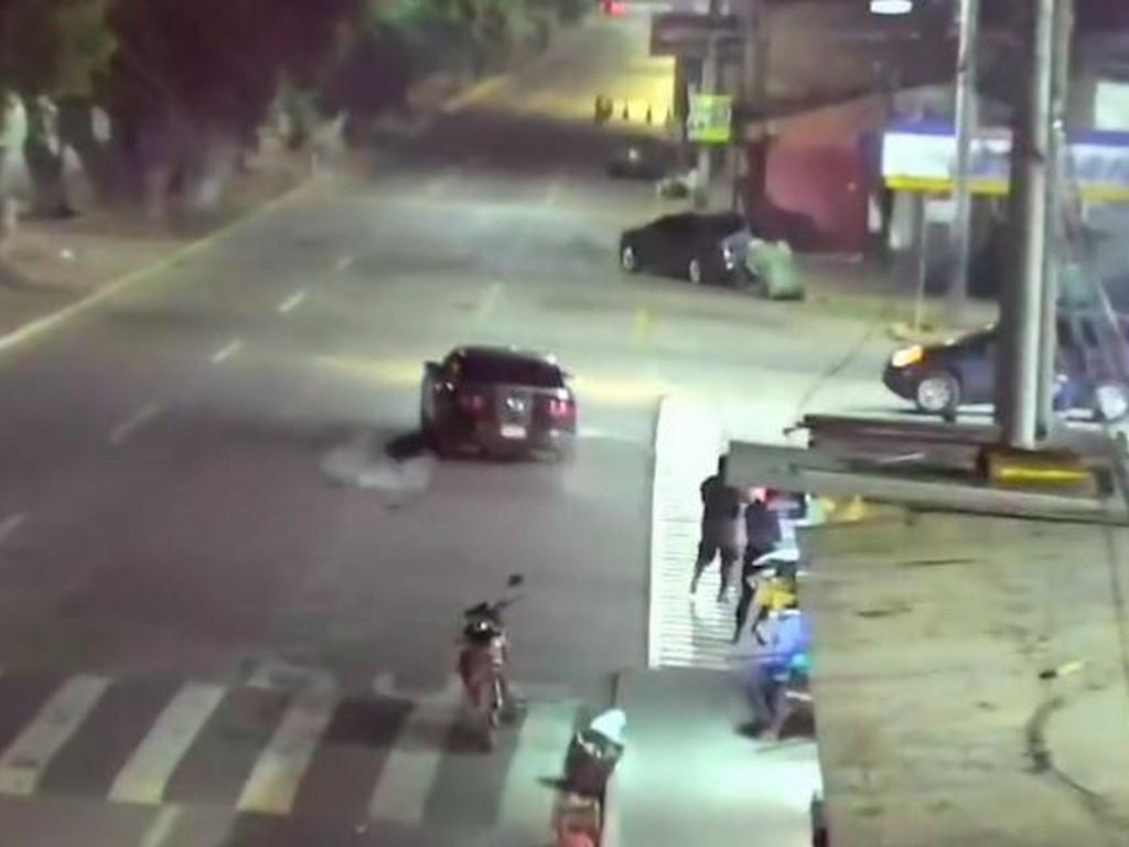 Video: Conductor a alta velocidad evade retén y pone en peligro a otros conductores