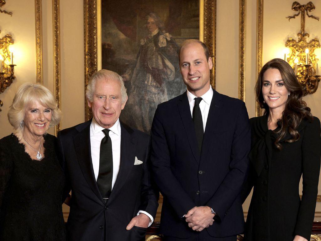 Publican primer retrato oficial del rey Carlos III y los príncipes de Gales