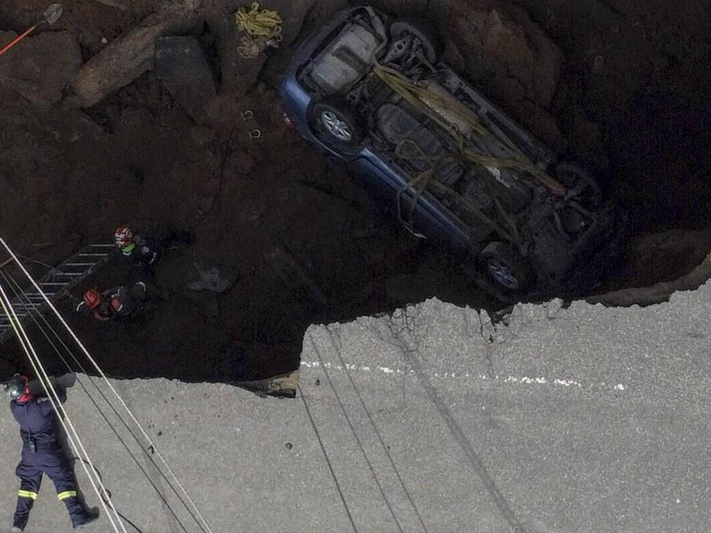 Video: Vehículo cae en socavón en Villa Nueva, Guatemala