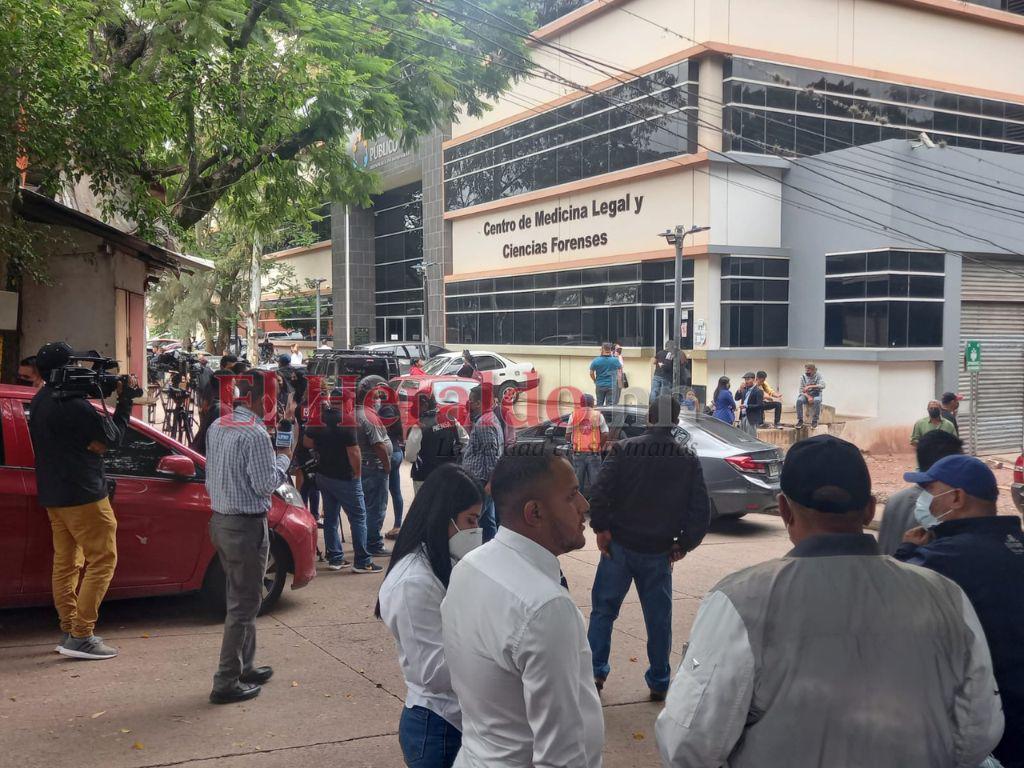 Equipos de Medicina Forense ya realizan autopsias del hijo de “Pepe” Lobo y las otras víctimas