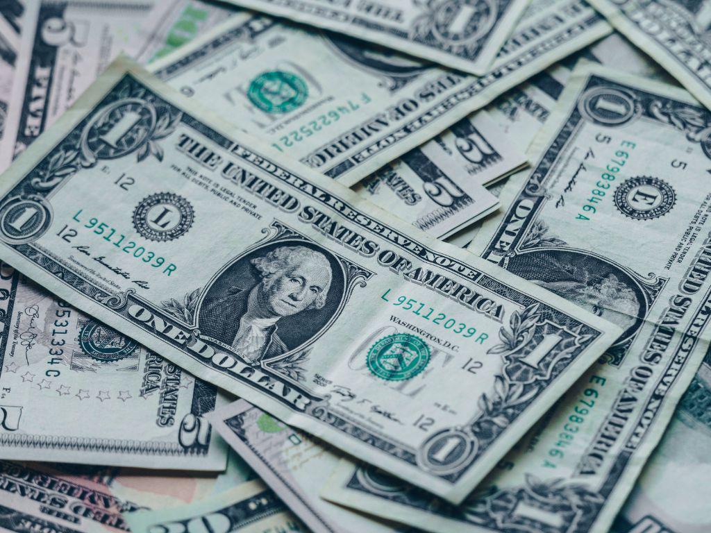 Pide millones de dólares tras contraer una enfermedad de transmisión sexual en el carro de su pareja