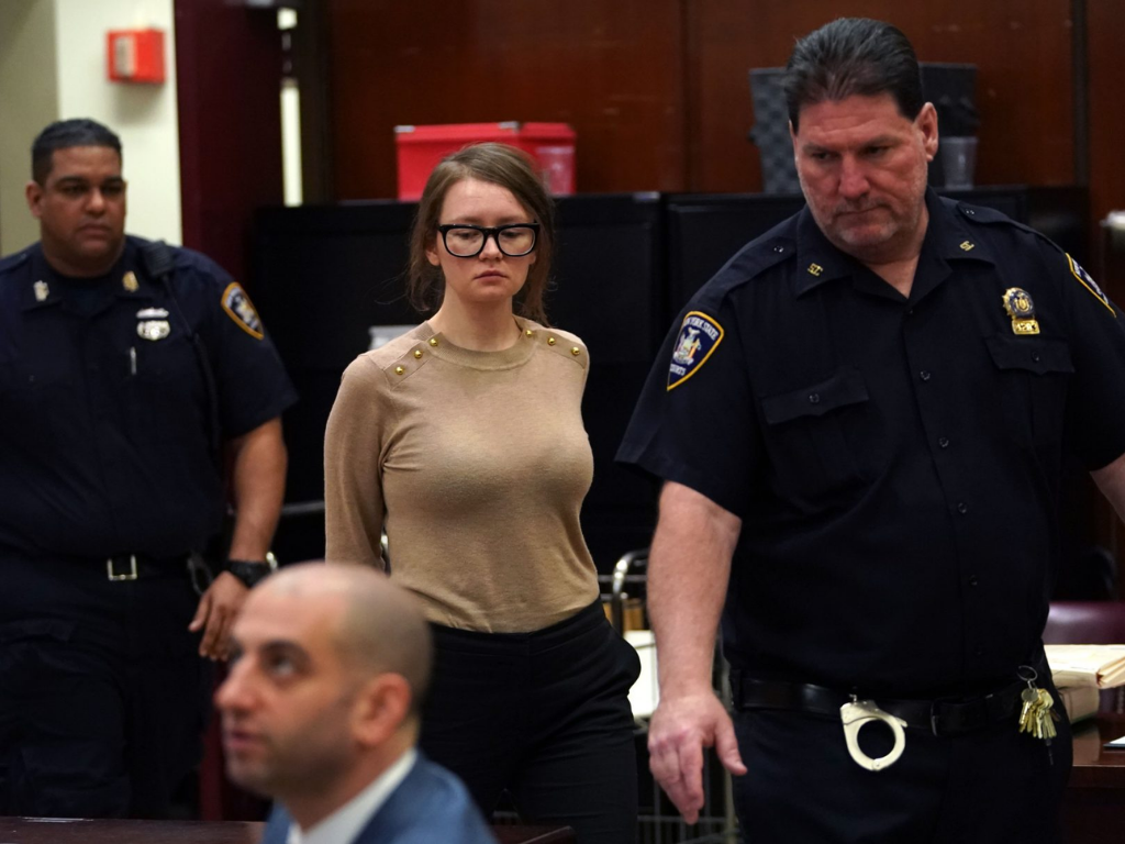 Anna Delvey, la mujer que inspiró la serie de Netflix, fue liberada y deportada a Alemania