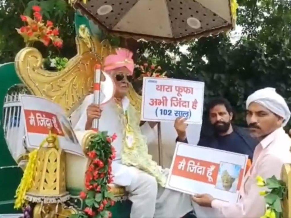 Indio de 102 años celebra falsa boda para demostrar que sigue vivo