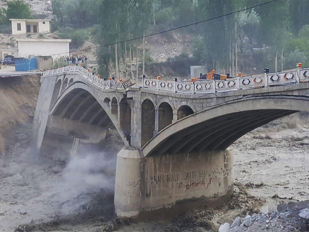Inundación repentina provoca derrumbe de un puente en el norte de Pakistán