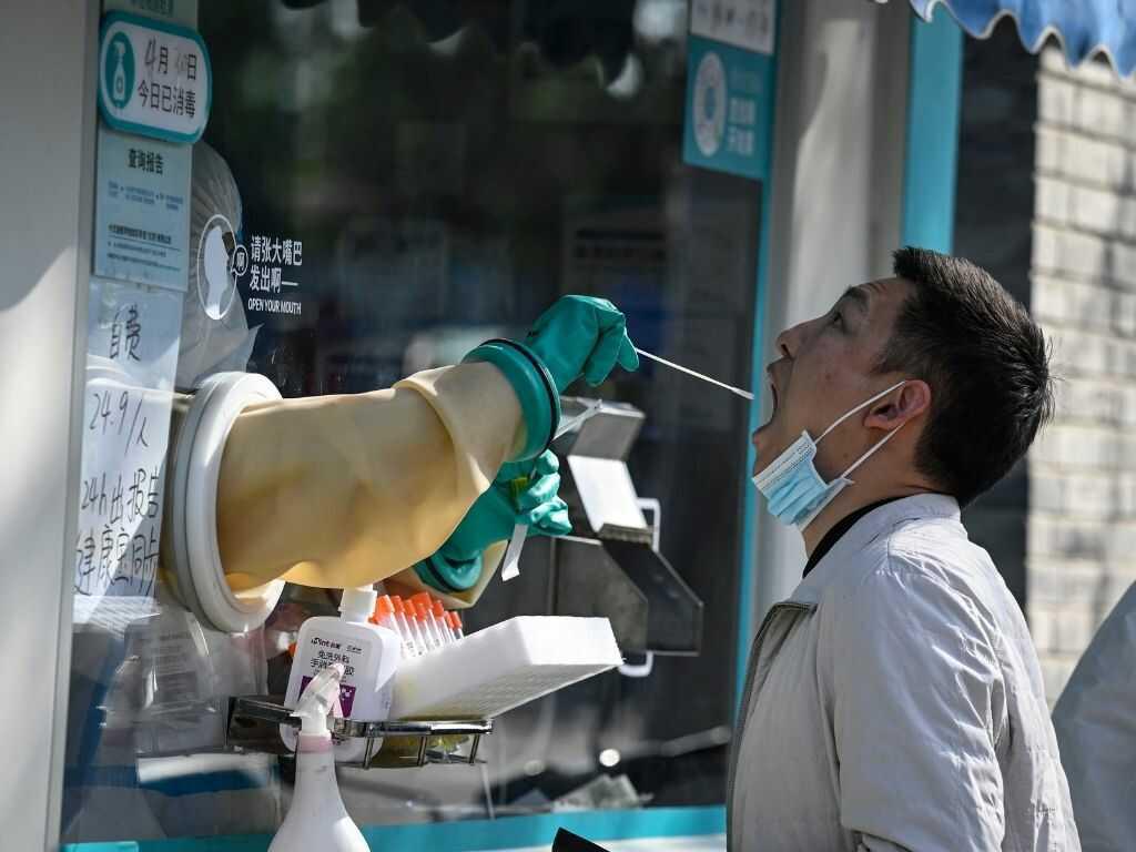 Tras dos años de pandemia, avanzan con límites los tratamientos contra el covid-19