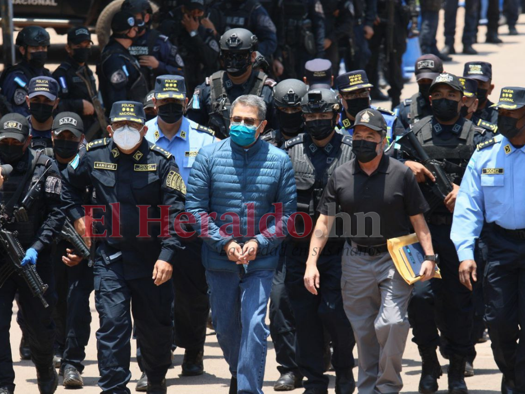 Con su mirada en alto y saludando a los medios: el atuendo que us&oacute; JOH para su extradici&oacute;n a EEUU