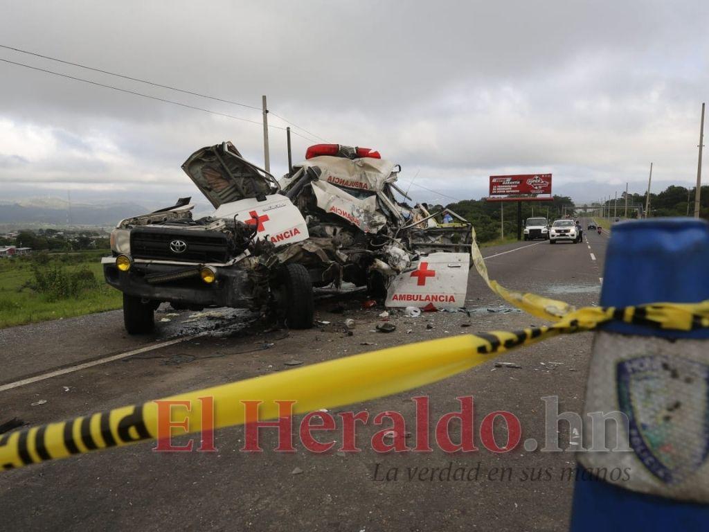 Tres muertos deja choque de ambulancia contra una rastra en Amarateca