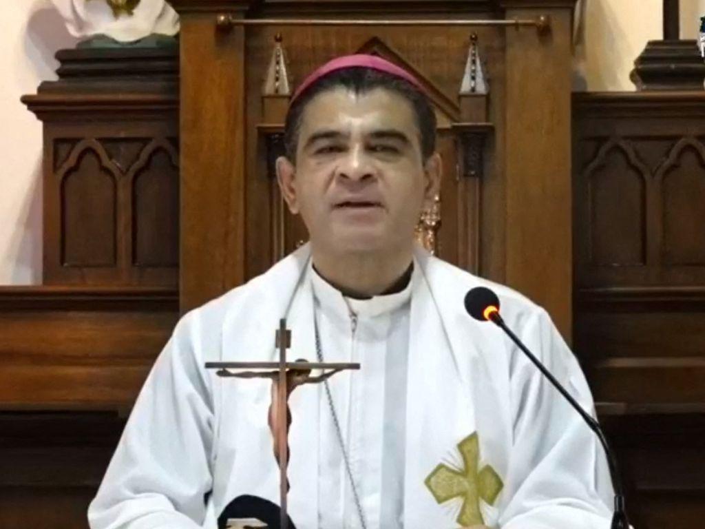 Policía mantiene sitiado a obispo crítico del gobierno de Nicaragua