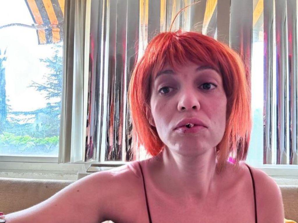 Hijo de Camilo Sesto preocupa a sus seguidores al publicar fotografía con un arma y aspecto deteriorado