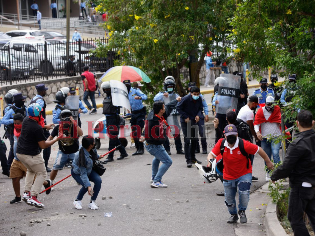 Simpatizantes y opositores de JOH se enfrentan en la Corte Suprema de Justicia