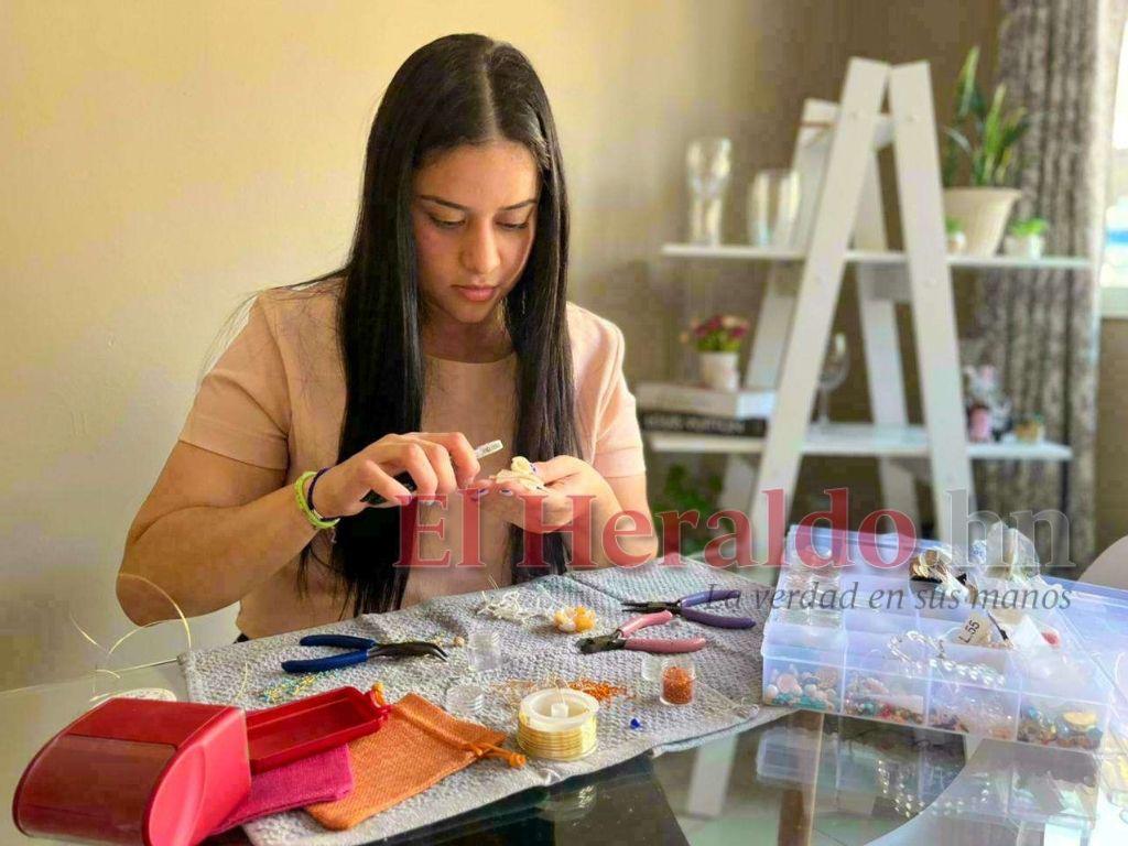 Estudiante de medicina se abre paso en el arte de joyas