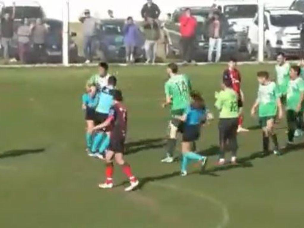 ¡Cobarde agresión! Futbolista golpeó a una árbitra tras finalizar un partido en Argentina