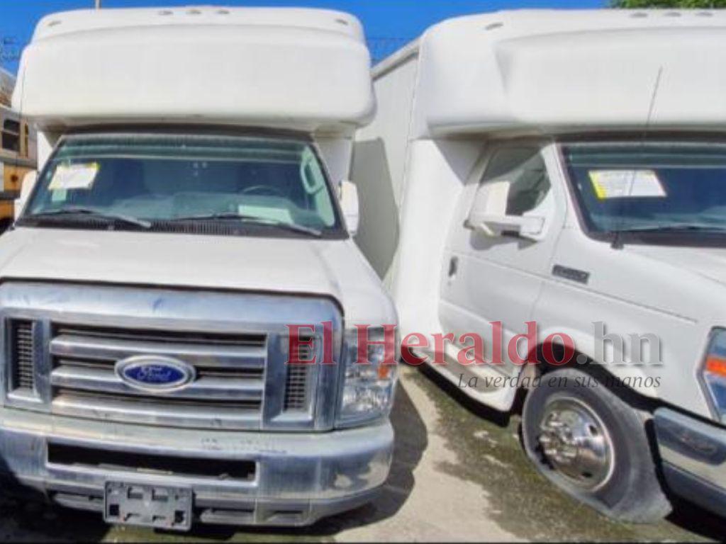 Aduanas afirma que clínicas móviles en subasta fueron rescatadas a última hora