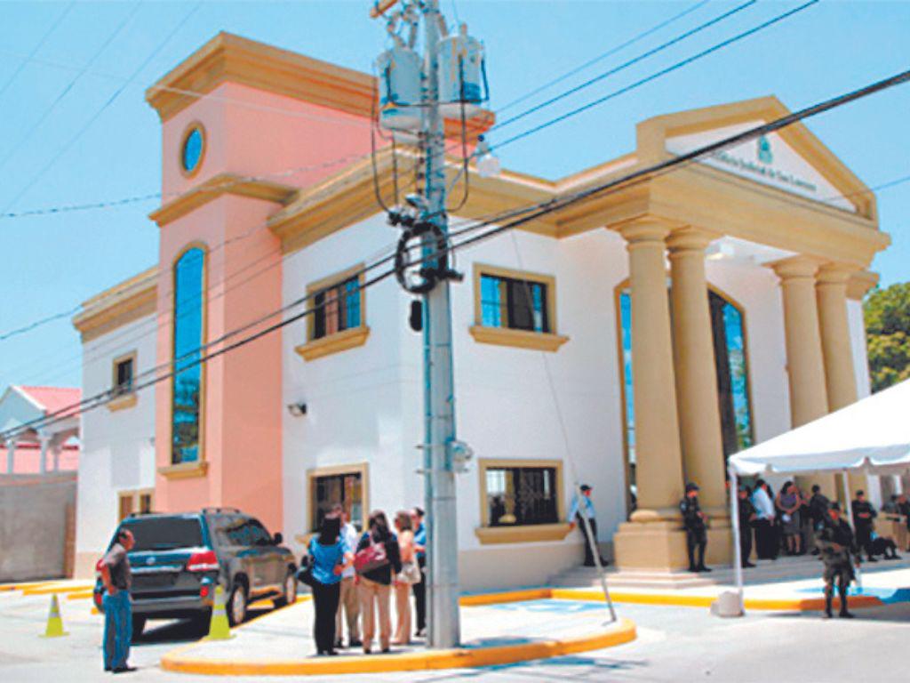 Juez envía a la cárcel a 18 traficantes de personas