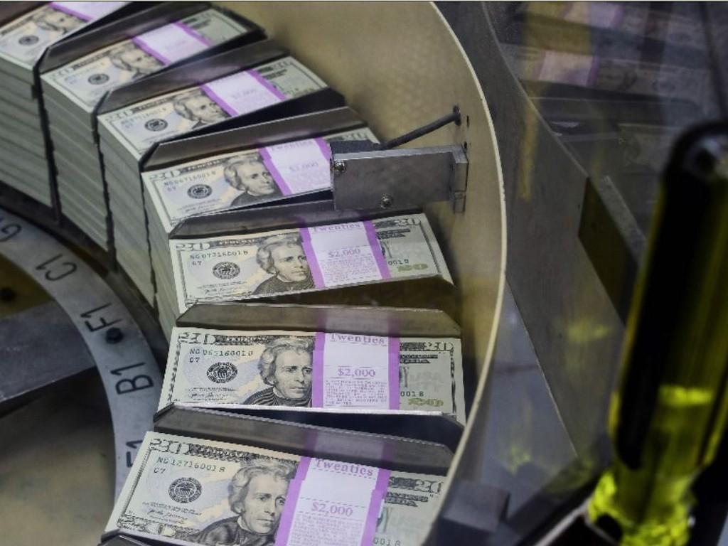 El dólar en su mayor valor frente al euro en casi 20 años