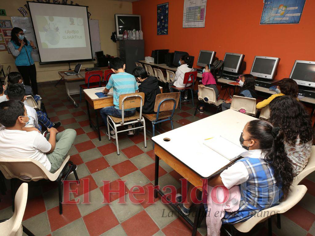 Escolares conocen sobre el cambio climático y aprenden a hacer gel