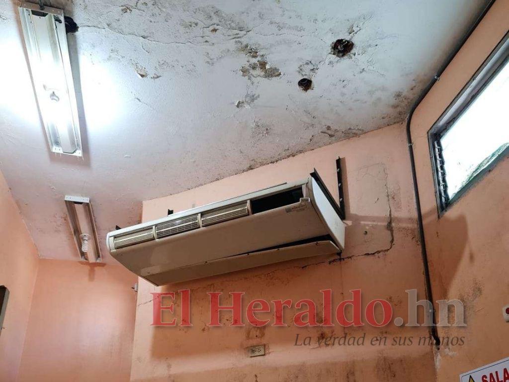 En el Hospital San Felipe más del 90% del techo está en mal estado