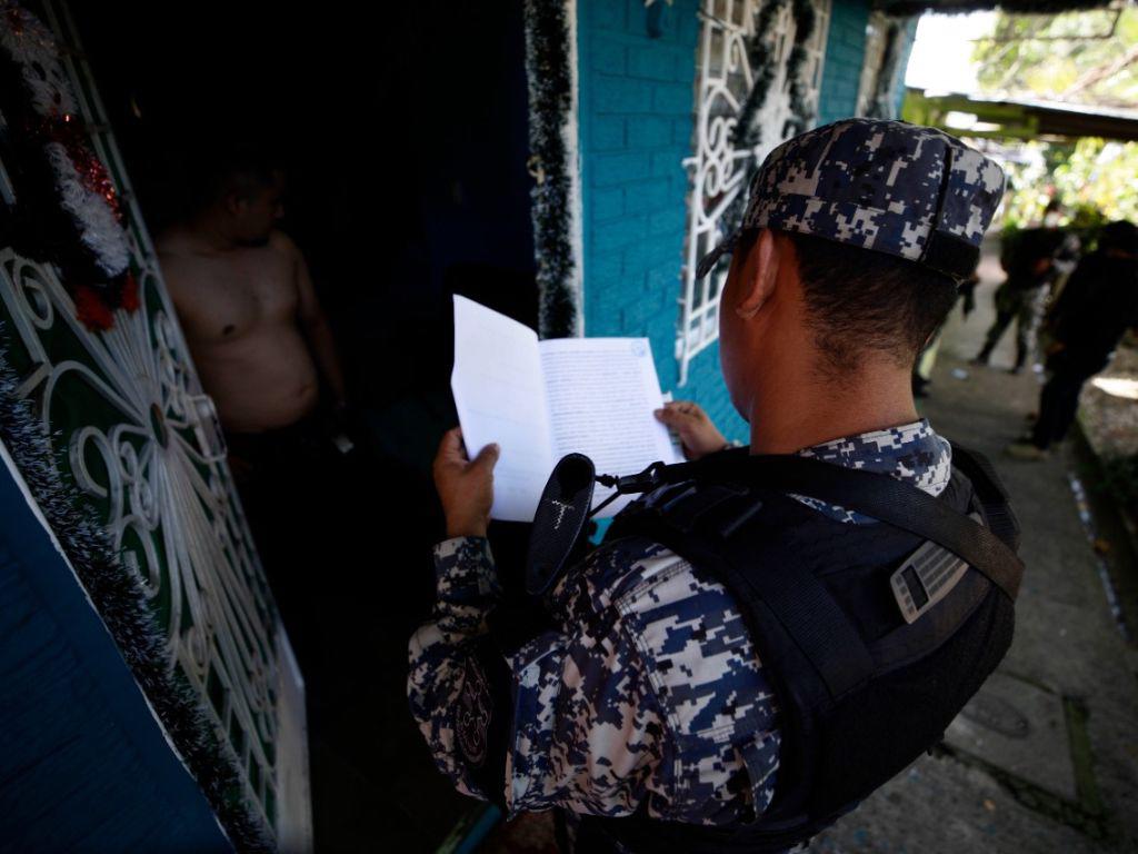 $!Sin importar la hora del día, las autoridades de El Salvador tienen la autorización de visitar e incluso entrar a las viviendas, pedirle documentos a sus habitantes y realizar inspección.