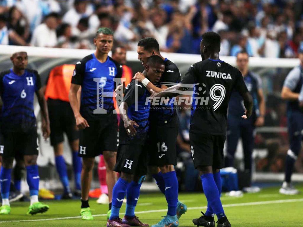 Edwin Solano le da agónica victoria 2-1 a Honduras para romper el maleficio ante Guatemala
