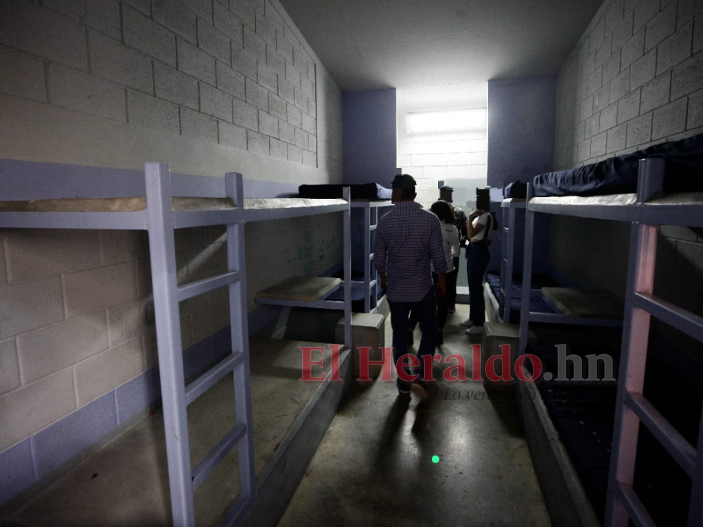 $!En los domitorios dentro de Jalteva Nuevo hay cuatro camas tipo literas, solo que las bases son de concreto.