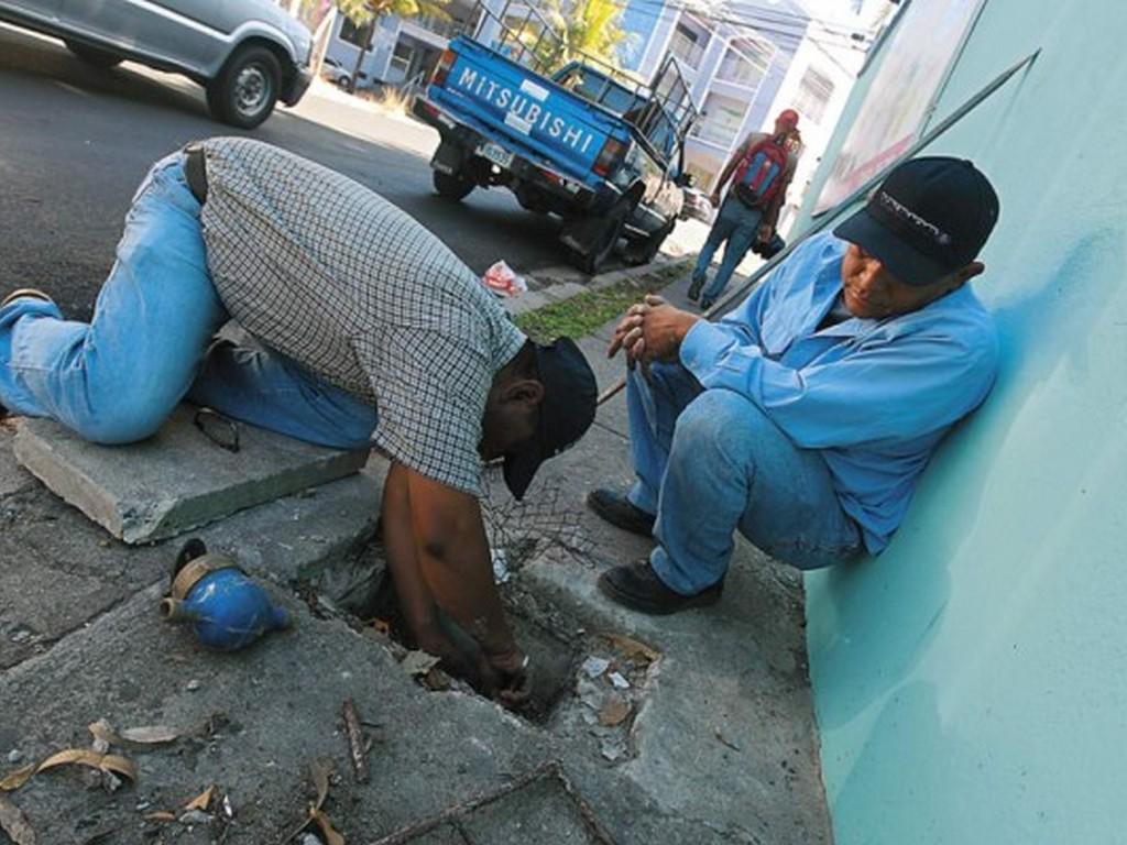 Vecinos de la Villa Universitaria claman por agua al SANAA
