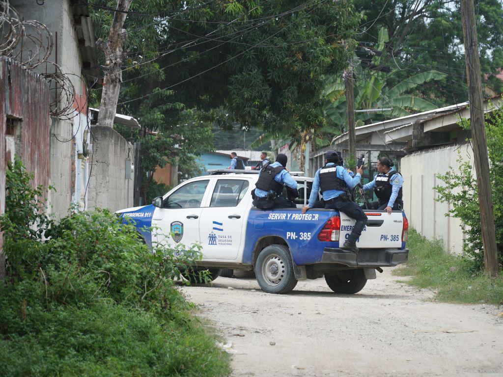 Policías encienden las sirenas para no enfrentarse con los delincuentes